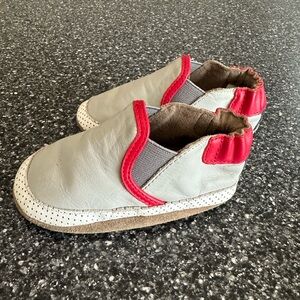 Robeez Slip-On Leather Shoes in Light Gray with Red Trim
